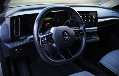 Renault Mégane E-Tech 2022 - 21000 EUR, 31000 km - AUTO.MOTO.pt - 31000km - foto 15 de 29