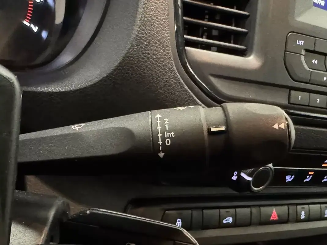 Opel COMBO 2020 - 15500 EUR, 150000 km - AUTO.MOTO.pt - 150000km - foto 9 de 16