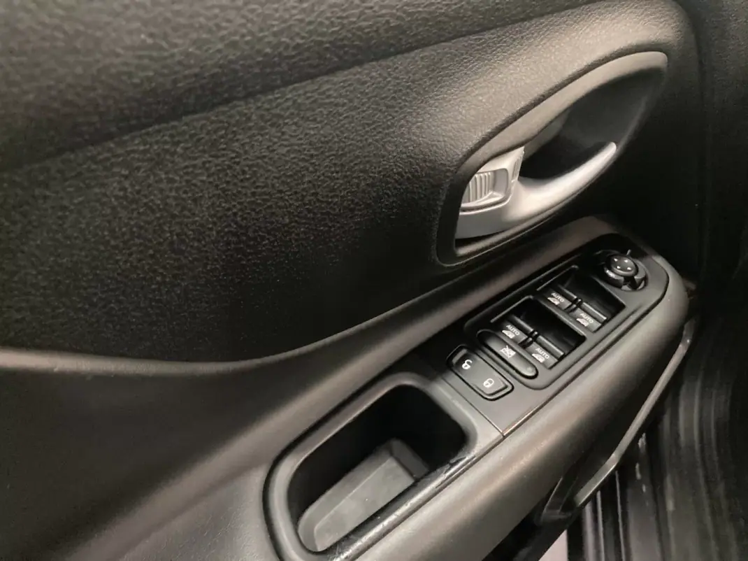 Jeep Renegade 2019 - 12900 EUR, 102216 km - AUTO.MOTO.pt - 102216km - foto 16 de 42