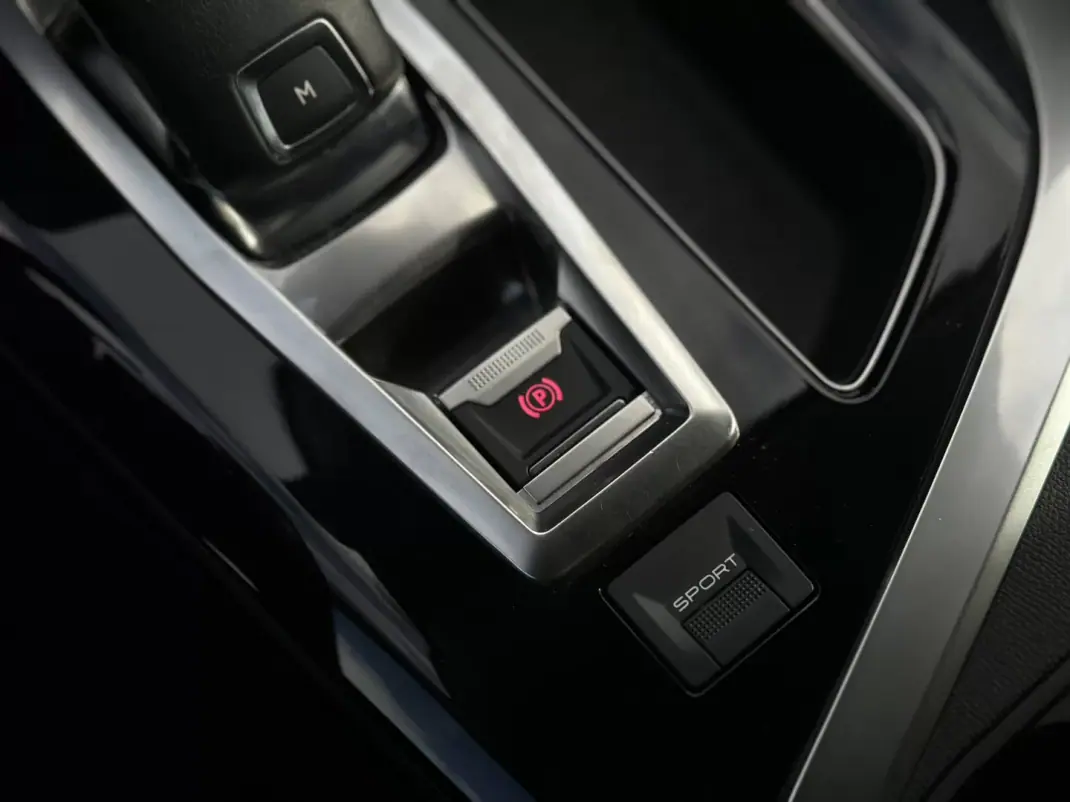 Peugeot 3008 2019 - 15990 EUR, 97900 km - AUTO.MOTO.pt - 97900km - foto 22 de 31