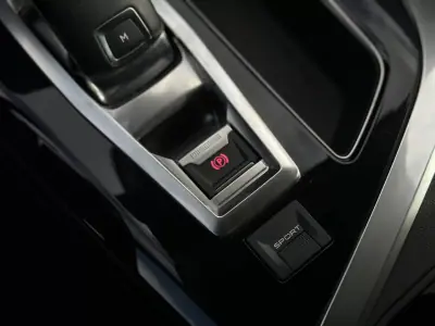 Peugeot 3008 2019 - 15990 EUR, 97900 km - AUTO.MOTO.pt - 97900km - foto 22 de 31