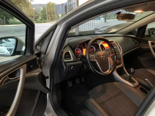 Opel Astra Sports Tourer 2012 - 6750 EUR, 274002 km - AUTO.MOTO.pt - 274002km - foto 13 de 21
