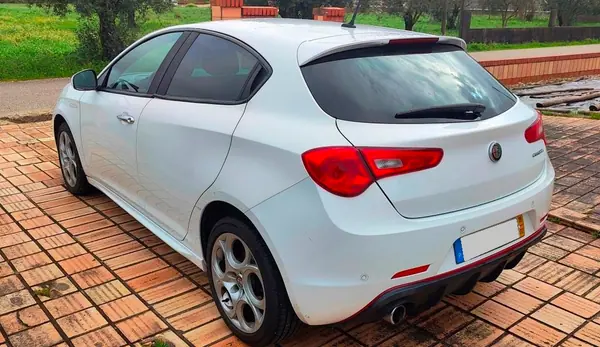 Alfa Romeo Giulietta 2019 - 14900 EUR, 163000 km - AUTO.MOTO.pt - 163000km - foto 3 de 15