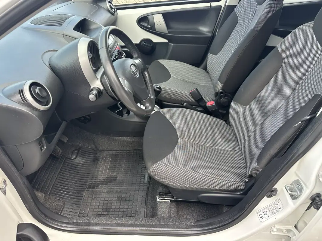 Toyota Aygo 2012 - 8290 EUR, 121000 km - AUTO.MOTO.pt - 121000km - foto 12 de 16