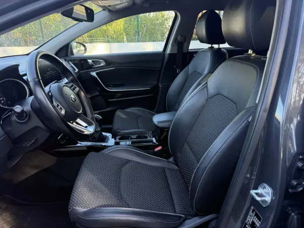 Kia Ceed SW 2018 - 12999 EUR, 120000 km - AUTO.MOTO.pt - 120000km - foto 14 de 17