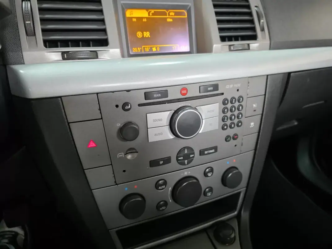 Opel Vectra 2004 - 4750 EUR, 310000 km - AUTO.MOTO.pt - 310000km - foto 6 de 16