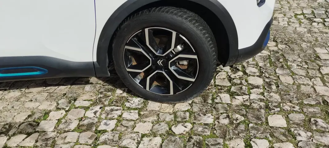 Citroën e-C4 X 2023 - 22500 EUR, 9760 km - AUTO.MOTO.pt - 9760km - foto 12 de 29