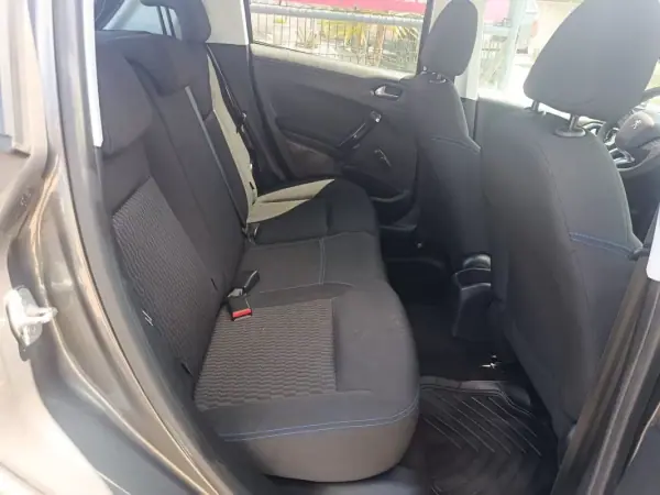 Peugeot 208 2019 - 11900 EUR, 104199 km - AUTO.MOTO.pt - 104199km - foto 19 de 26