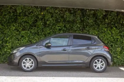 Peugeot 208 2015 - 9900 EUR, 153000 km - AUTO.MOTO.pt - 153000km - foto 7 de 16