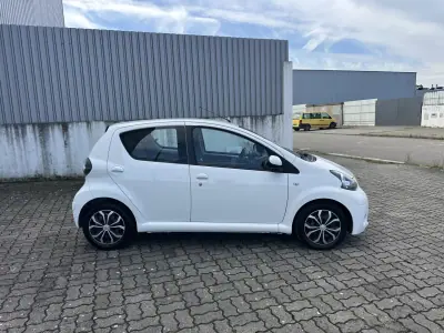 Toyota Aygo 2012 - 8290 EUR, 121000 km - AUTO.MOTO.pt - 121000km - foto 9 de 16