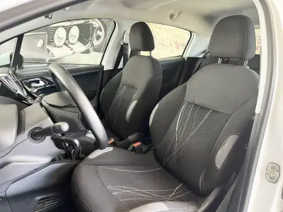 Peugeot 208 2013 - 7600 EUR, 235844 km - AUTO.MOTO.pt - 235844km - foto 7 de 19