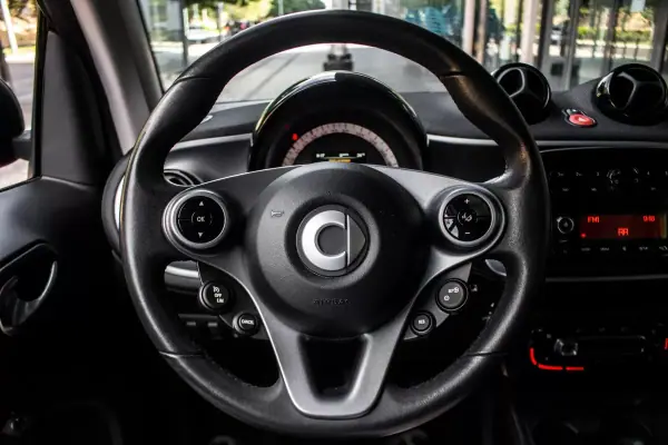 Smart ForTwo Coupé 2019 - 12900 EUR, 70638 km - AUTO.MOTO.pt - 70638km - foto 13 de 28