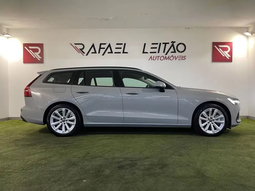 Volvo V60 2025 - 43500 EUR, 1900 km - AUTO.MOTO.pt - 1900km - foto 5 de 35