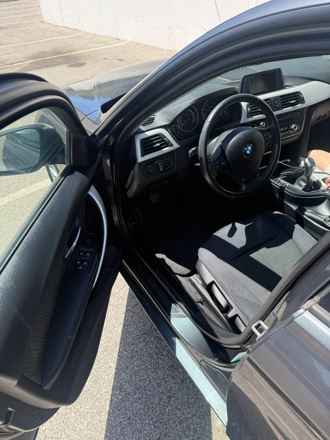 BMW 318 2013 - 9500 EUR, 205000 km - AUTO.MOTO.pt - 205000km - foto 5 de 5