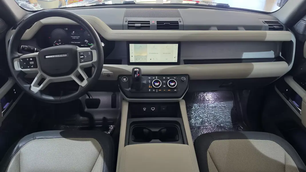 Land Rover Defender 2024 - 96000 EUR, 29684 km - AUTO.MOTO.pt - 29684km - foto 6 de 21
