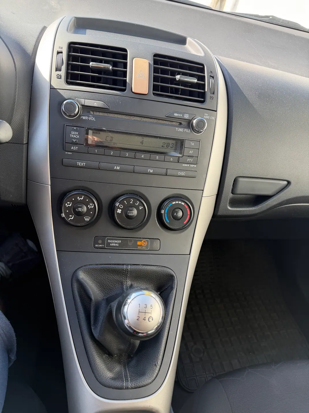 Toyota Auris 2007 - 5500 EUR, 199000 km - AUTO.MOTO.pt - 199000km - foto 5 de 6