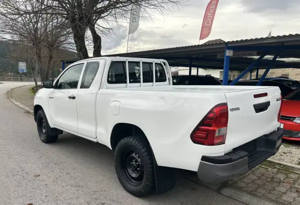 Toyota Hilux 2018 - 29999 EUR, 257000 km - AUTO.MOTO.pt - 257000km - foto 3 de 13