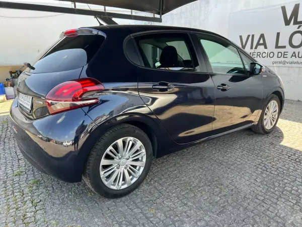 Peugeot 208 2017 - 8500 EUR, 165000 km - AUTO.MOTO.pt - 165000km - foto 9 de 10