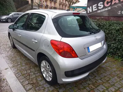 Peugeot 207 2007 - 5490 EUR, 183913 km - AUTO.MOTO.pt - 183913km - foto 5 de 10