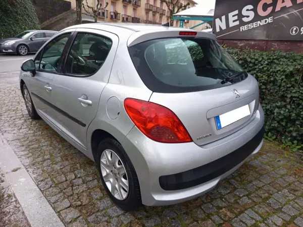 Peugeot 207 2007 - 5490 EUR, 183913 km - AUTO.MOTO.pt - 183913km - foto 5 de 10