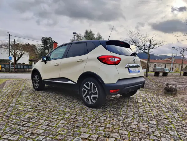 Renault Captur 2017 - 11700 EUR, 107123 km - AUTO.MOTO.pt - 107123km - foto 4 de 12