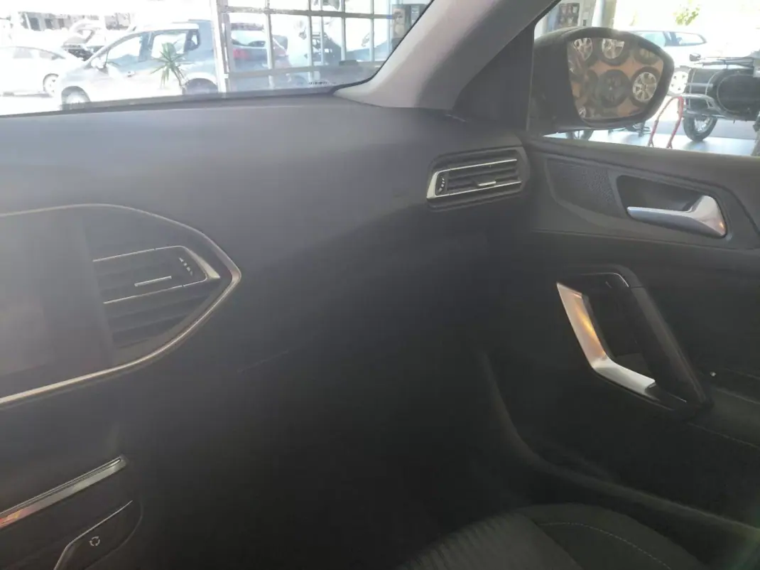 Peugeot 308 2016 - 9999 EUR, 145000 km - AUTO.MOTO.pt - 145000km - foto 17 de 18