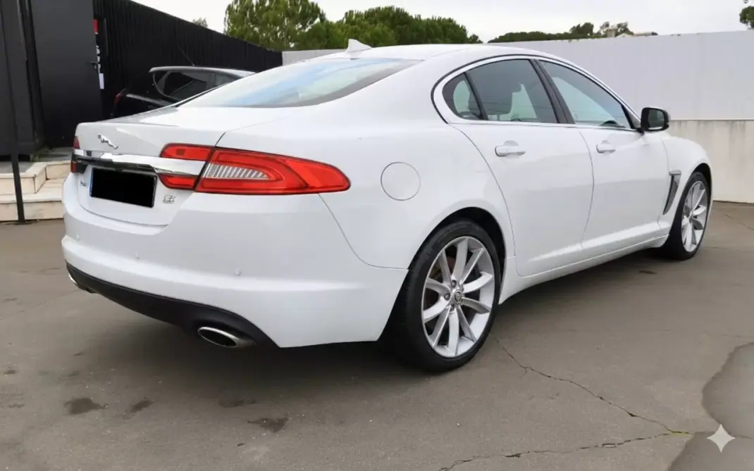 Jaguar XF 2013 - 26000 EUR, 220000 km - AUTO.MOTO.pt - 220000km - foto 9 de 11