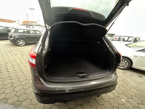 Nissan Qashqai 2015 - 16500 EUR, 120056 km - AUTO.MOTO.pt - 120056km - foto 20 de 22