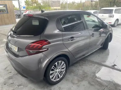 Peugeot 208 2019 - 10750 EUR, 112682 km - AUTO.MOTO.pt - 112682km - foto 5 de 12