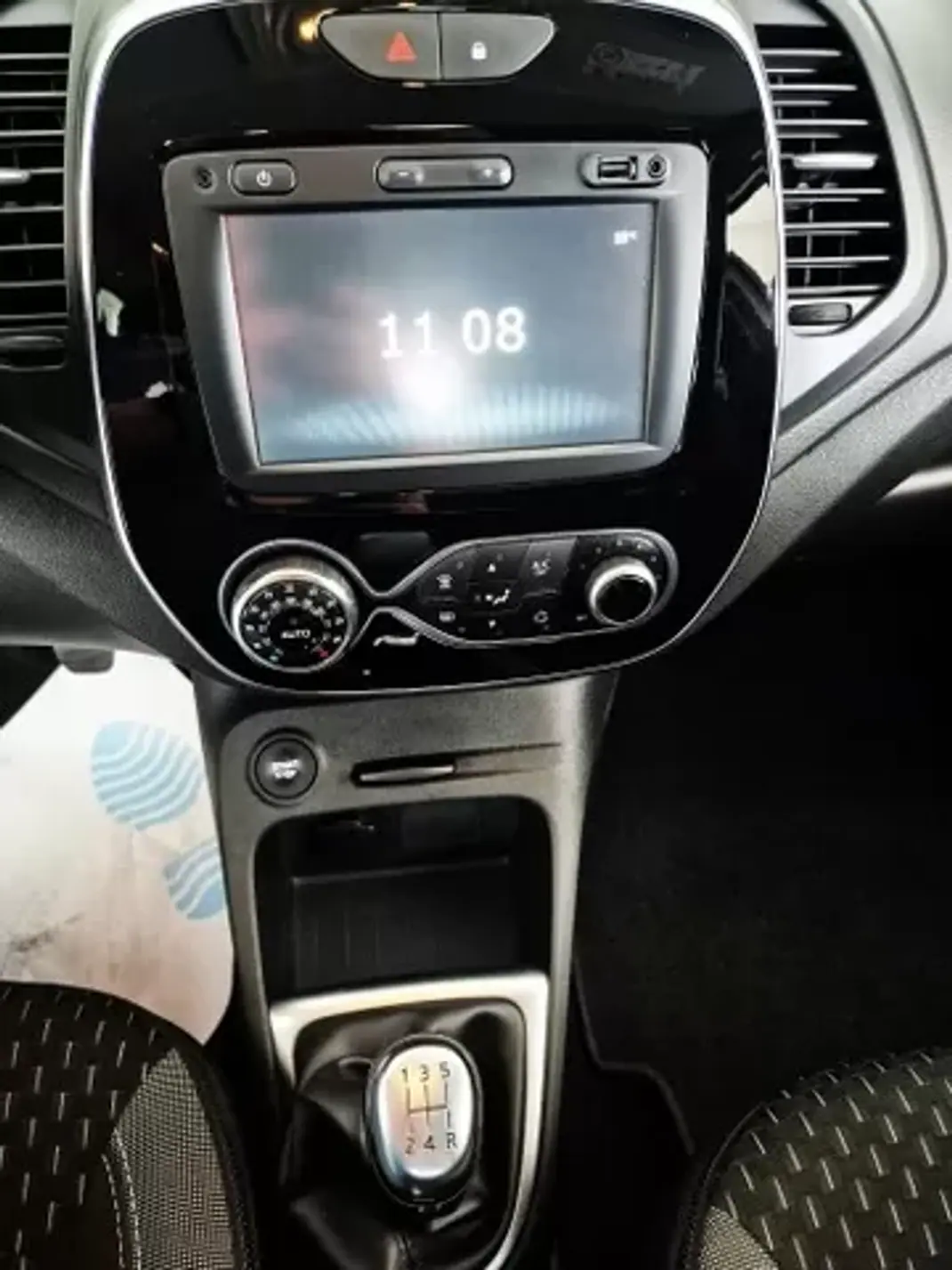 Renault Captur 2018 - 13750 EUR, 50000 km - 50000km - foto 11 de 11