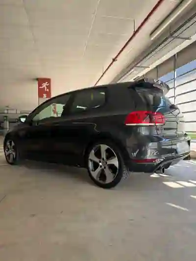 Volkswagen Golf 2011 - 11500 EUR, 204000 km - AUTO.MOTO.pt - 204000km - foto 5 de 9