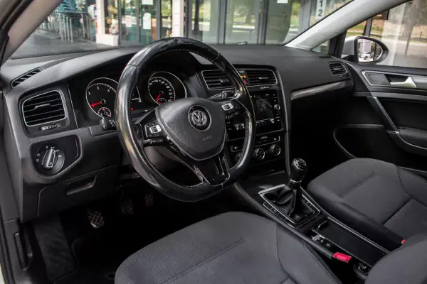 Volkswagen Golf Variant 2018 - 10750 EUR, 320319 km - AUTO.MOTO.pt - 320319km - foto 22 de 39