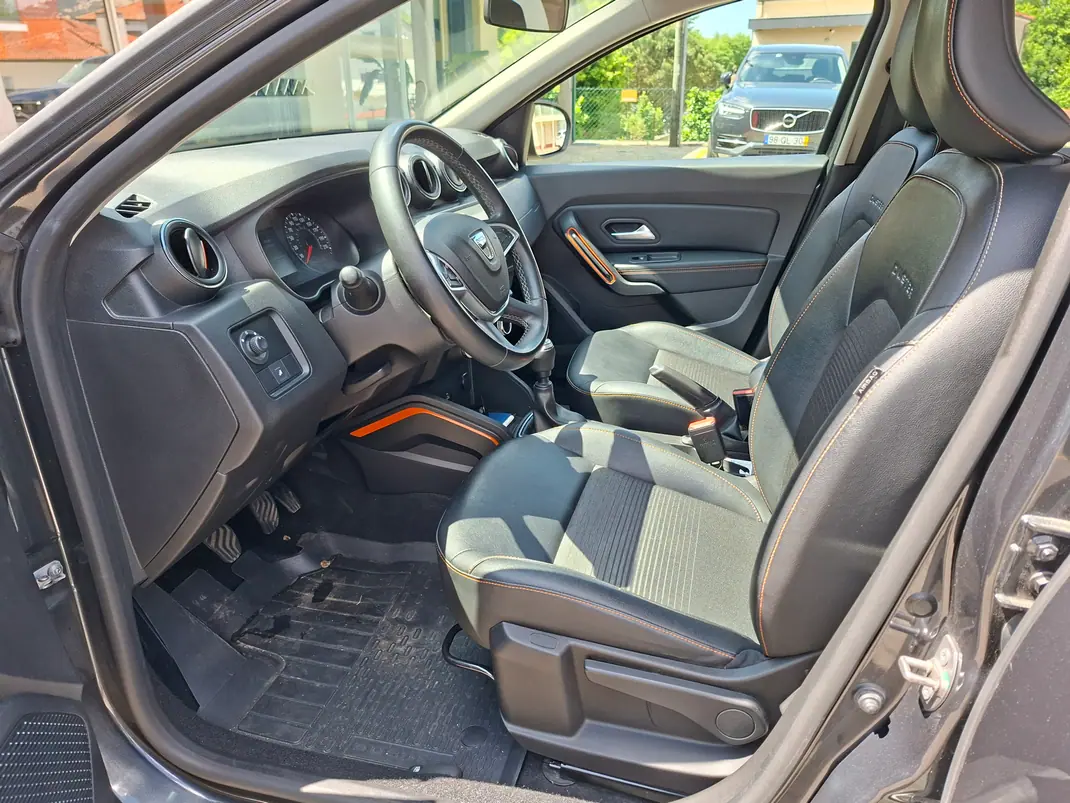 Dacia Duster 2022 - 15750 EUR, 82500 km - AUTO.MOTO.pt - 82500km - foto 7 de 10