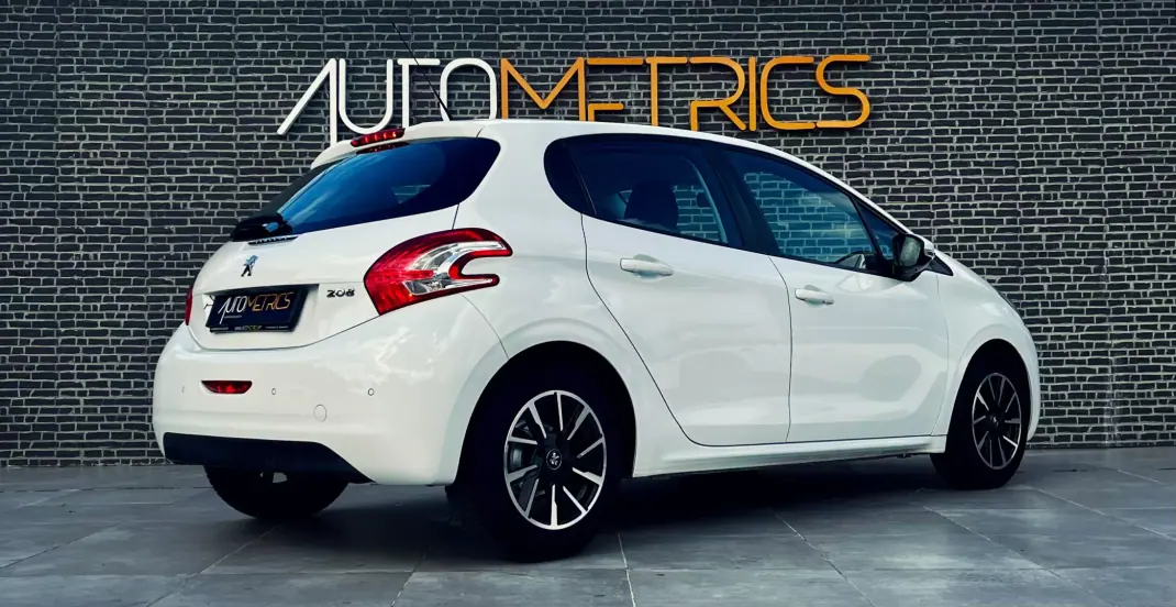 Peugeot 208 2013 - 9900 EUR, 177000 km - AUTO.MOTO.pt - 177000km - foto 14 de 14