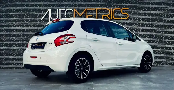 Peugeot 208 2013 - 9900 EUR, 177000 km - AUTO.MOTO.pt - 177000km - foto 14 de 14
