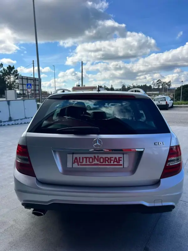 Mercedes-Benz C 220 2011 - 14000 EUR, 381206 km - AUTO.MOTO.pt - 381206km - foto 4 de 18