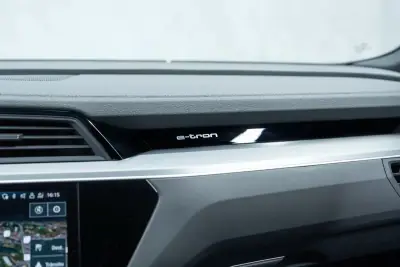 Audi Q8 e-Tron Sportback 2023 - 49950 EUR, 55000 km - AUTO.MOTO.pt - 55000km - foto 21 de 54
