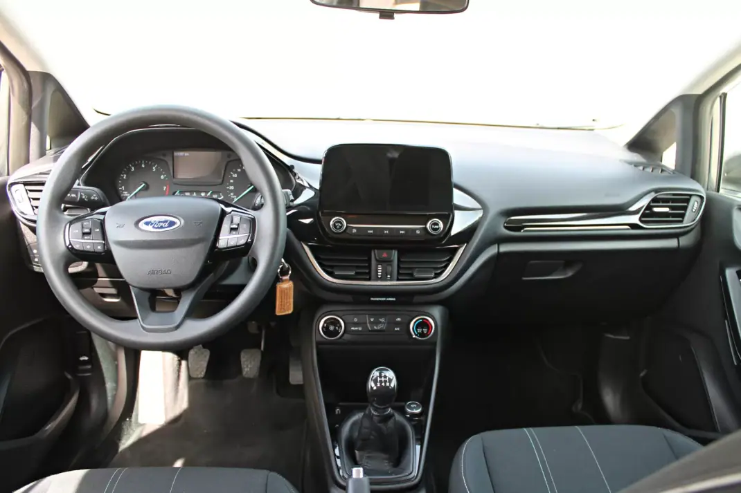 Ford Fiesta 2018 - 9900 EUR, 101396 km - AUTO.MOTO.pt - 101396km - foto 12 de 26