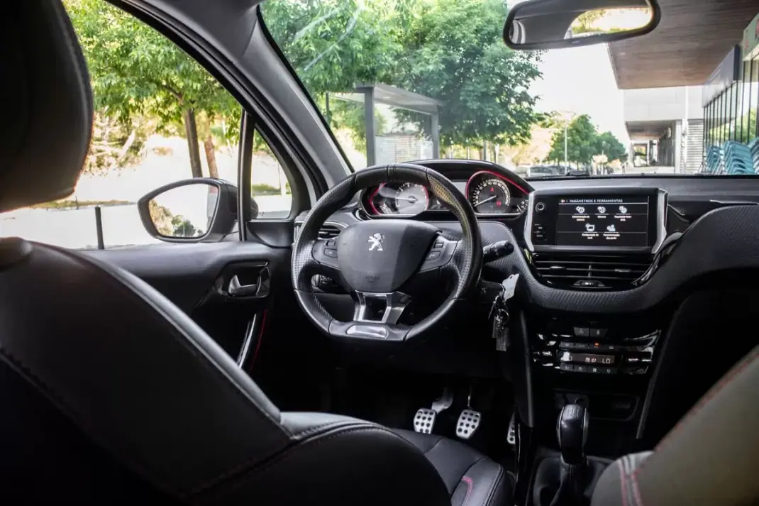 Peugeot 2008 2018 - 11890 EUR, 60033 km - AUTO.MOTO.pt - 60033km - foto 30 de 41