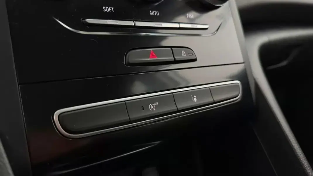 Renault Mégane Sport Tourer 2020 - 13990 EUR, 137993 km - AUTO.MOTO.pt - 137993km - foto 18 de 32