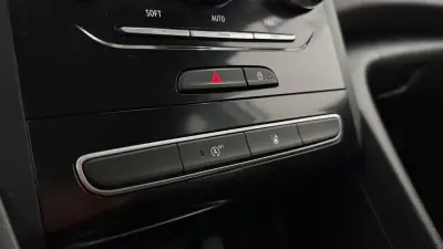 Renault Mégane Sport Tourer 2020 - 13990 EUR, 137993 km - AUTO.MOTO.pt - 137993km - foto 18 de 32