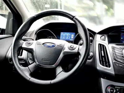 Ford Focus 2015 - 9250 EUR, 134990 km - AUTO.MOTO.pt - 134990km - foto 11 de 18