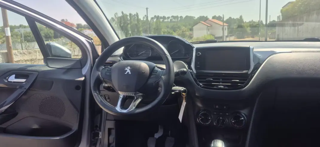 Peugeot 208 2019 - 10750 EUR, 107000 km - 107000km - foto 9 de 29