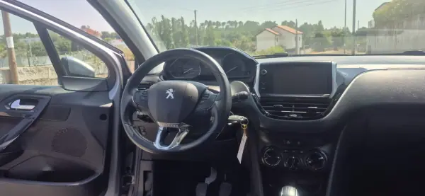 Peugeot 208 2019 - 10750 EUR, 107000 km - AUTO.MOTO.pt - 107000km - foto 9 de 29