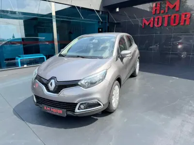 Renault Captur 2015 - 12900 EUR, 154000 km - AUTO.MOTO.pt - 154000km - foto 5 de 11