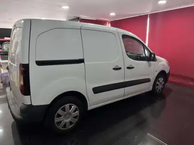 Citroën BERLINGO 3 LUGARES 2014 - 8450 EUR, 263000 km - AUTO.MOTO.pt - 263000km - foto 4 de 11