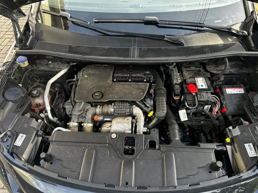 Peugeot 3008 2017 - 15000 EUR, 130000 km - AUTO.MOTO.pt - 130000km - foto 9 de 10