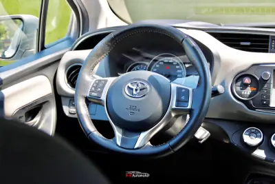 Toyota Yaris 2016 - 8750 EUR, 266000 km - AUTO.MOTO.pt - 266000km - foto 13 de 27