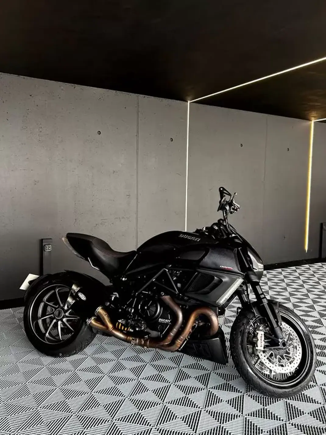 Ducati Diavel 2011 - 9750 EUR, 39000 km - AUTO.MOTO.pt - 39000km - foto 12 de 14
