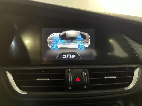 Alfa Romeo Giulia 2016 - 17750 EUR, 153000 km - AUTO.MOTO.pt - 153000km - foto 23 de 36
